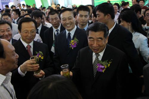 回良玉駐足六百里茶業(yè)展區(qū).jpg 回良玉駐足六百里茶業(yè)展區(qū).jpg