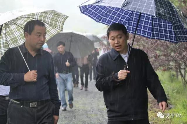 1493619166290130.jpg 鄭總與丁曉華.jpg