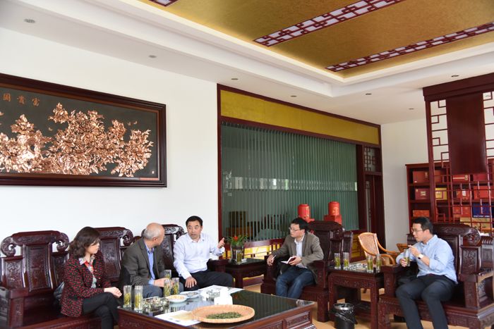 美國馬歇爾大學謝子建考察六百里茶業(yè).jpg 美國馬歇爾大學謝子建考察六百里茶業(yè).jpg