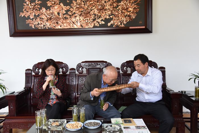 美國馬歇爾大學謝子建考察六百里茶業(yè).jpg 美國馬歇爾大學謝子建考察六百里茶業(yè).jpg