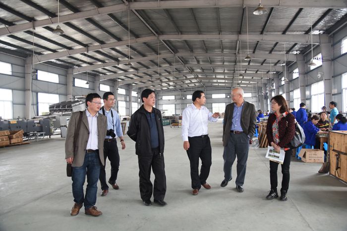 美國馬歇爾大學謝子建考察六百里茶業(yè).jpg 美國馬歇爾大學謝子建考察六百里茶業(yè).jpg