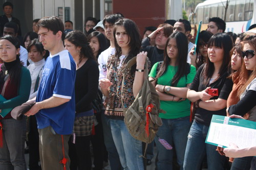 安農(nóng)大實(shí)習(xí)生列隊(duì)歡迎外賓.jpg 安農(nóng)大實(shí)習(xí)生列隊(duì)歡迎外賓.jpg