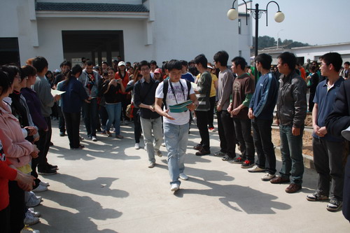 安農(nóng)大實(shí)習(xí)生列隊(duì)歡迎外賓.jpg 安農(nóng)大實(shí)習(xí)生列隊(duì)歡迎外賓.jpg