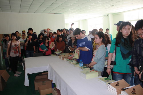 外賓參觀外包裝車間.jpg 外賓參觀外包裝車間.jpg