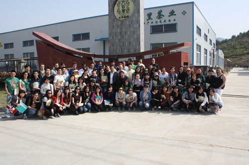 外賓在產(chǎn)業(yè)園大門口合影留念.jpg 外賓在產(chǎn)業(yè)園大門口合影留念.jpg