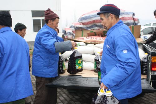 2013光彩溫暖行動(dòng).jpg 2013光彩溫暖行動(dòng).jpg