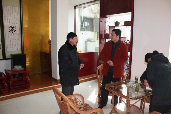 區(qū)管委慰問六百里猴魁員工.jpg 區(qū)管委慰問六百里猴魁員工.jpg