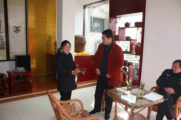 區(qū)管委慰問六百里猴魁員工.jpg 區(qū)管委慰問六百里猴魁員工.jpg